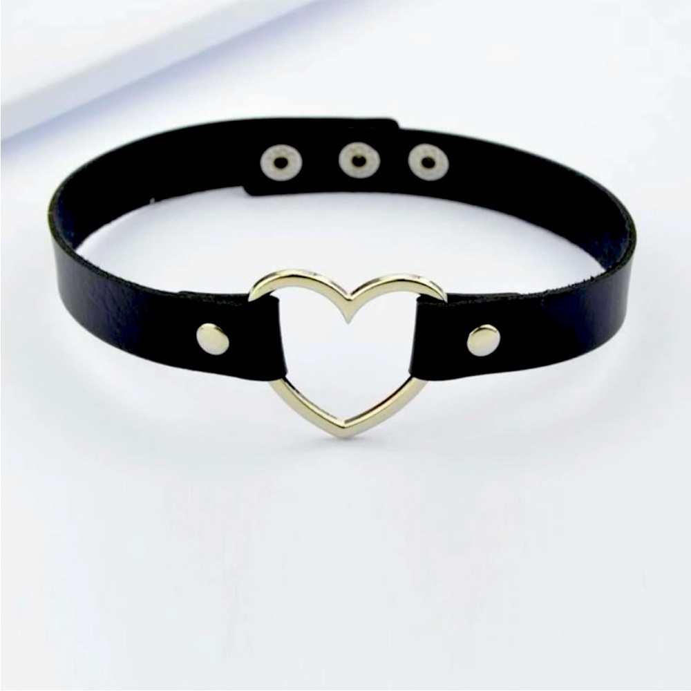 *NWT* 🖤 Leather Heart Choker 🖤